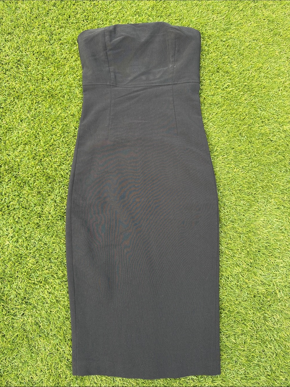 Form fitting classic Strapless Black Midi Dress - Sleek Bodycon Silhouette